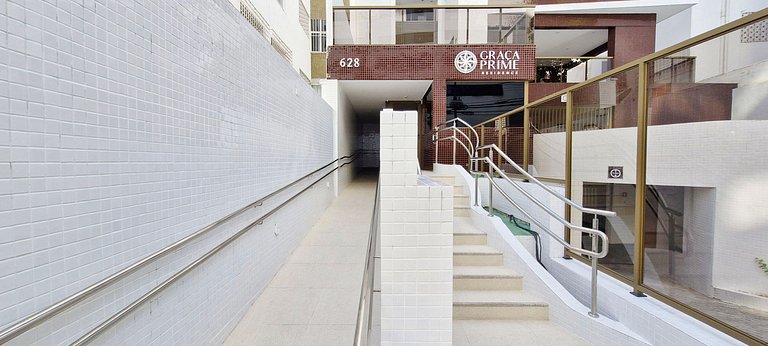 Queen bed and balcony at Graça Prime - COGRA0104