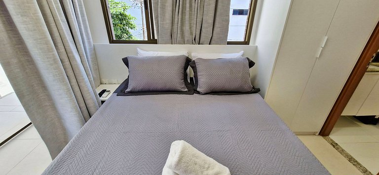 Queen bed and balcony at Graça Prime - COGRA0104