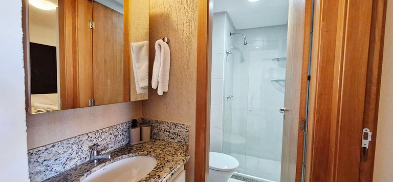 Quarto e sala com varanda em Armação - COARM0110